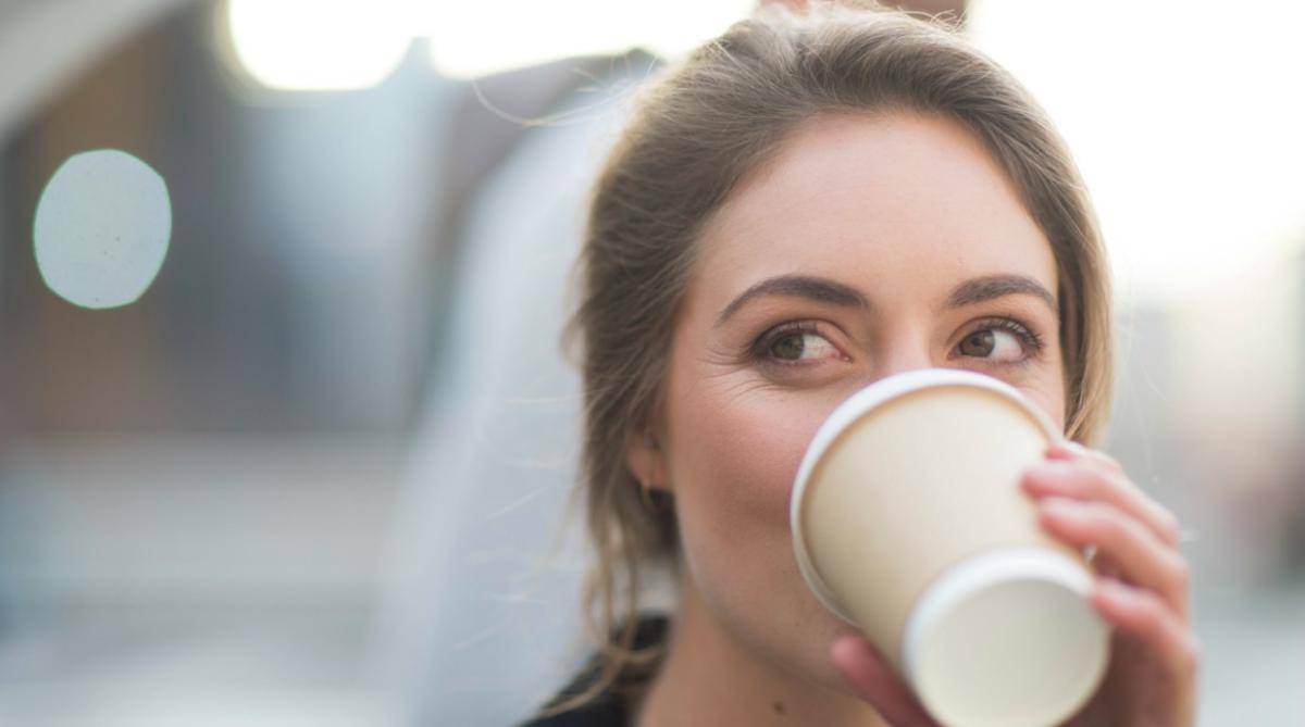 https://cdn.idntimes.com/content-images/post/20180327/woman-drinking-coffee-87cf48fa97e3a3e72550f306ae4bd933.jpg