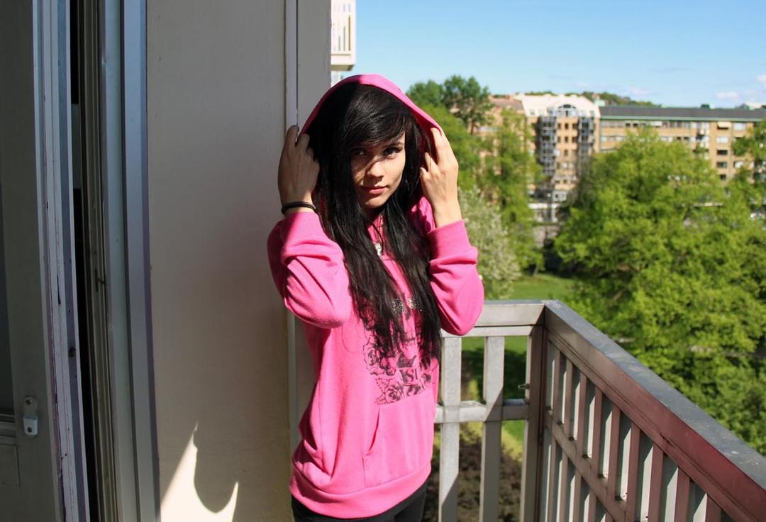 http://cdn.idntimes.com/content-images/post/20160803/woman-hoodie-421520aabe668917e617c86332646a04.jpg