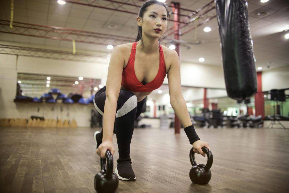 Ilustrasi seseorang berolahraga dengan kettlebell (pexels.com/Andrea Piacquadio)