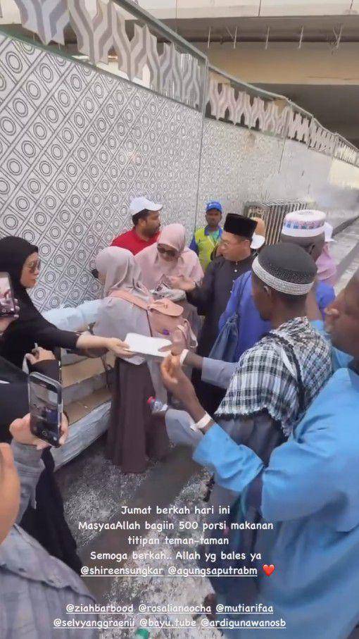 Ryana Dea Bagi-bagi Makanan saat Haji (Instagram.com/ryana_dea)