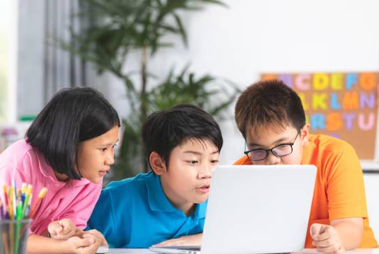 ilustrasi anak belajar bersama (freepik.com/jcomp