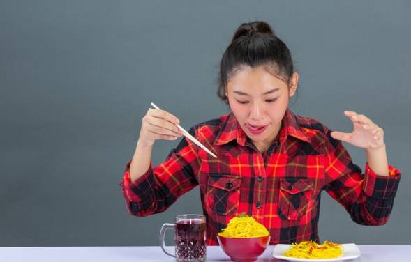 ilustrasi makan banyak (freepik.com/user1452)