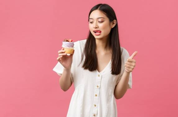 ilustrasi makan ice cream (freepik.com/alex)