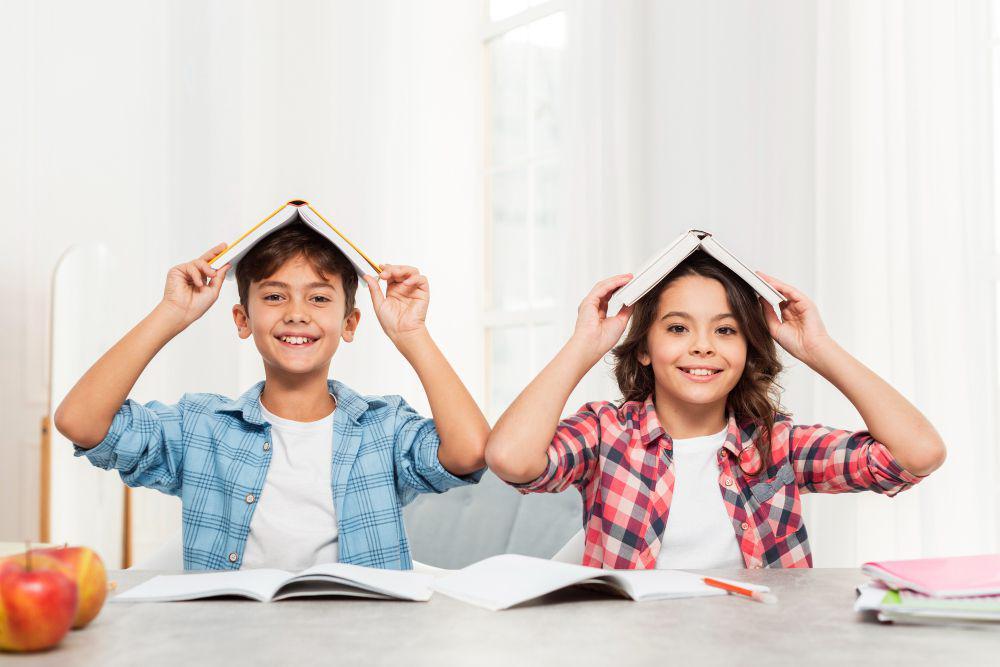 ilustrasi anak belajar bersama (freepik.com/jcomp