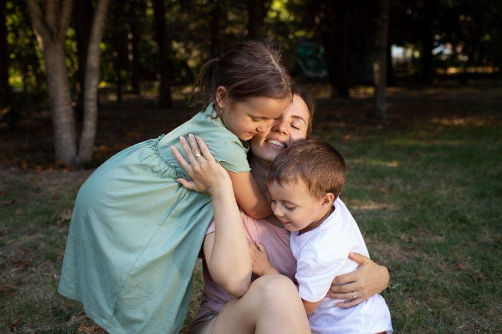 ilustrasi ibu 2 anak (freepik.com/freepik)