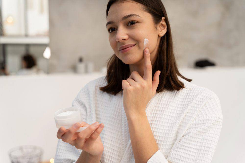 Ilustrasi wanita memakai skincare (freepik.com/freepik)