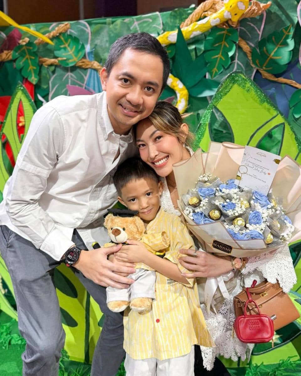 artis hadiri kelulusan sekolah anak (instagram.com/mrsayudewi)