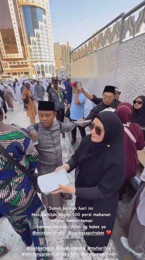 Ryana Dea Bagi-bagi Makanan saat Haji (Instagram.com/ryana_dea)