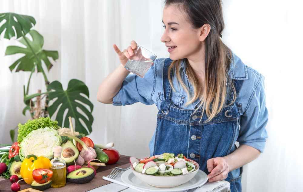 ilustrasi seseorang yang sedang melakukan diet untuk kesehatan usus dan otak (freepik.com/pvproductions)