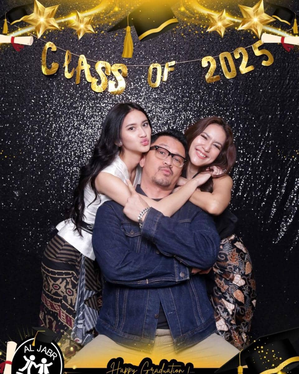 artis hadiri kelulusan sekolah anak (instagram.com/kangferrymaryadi)