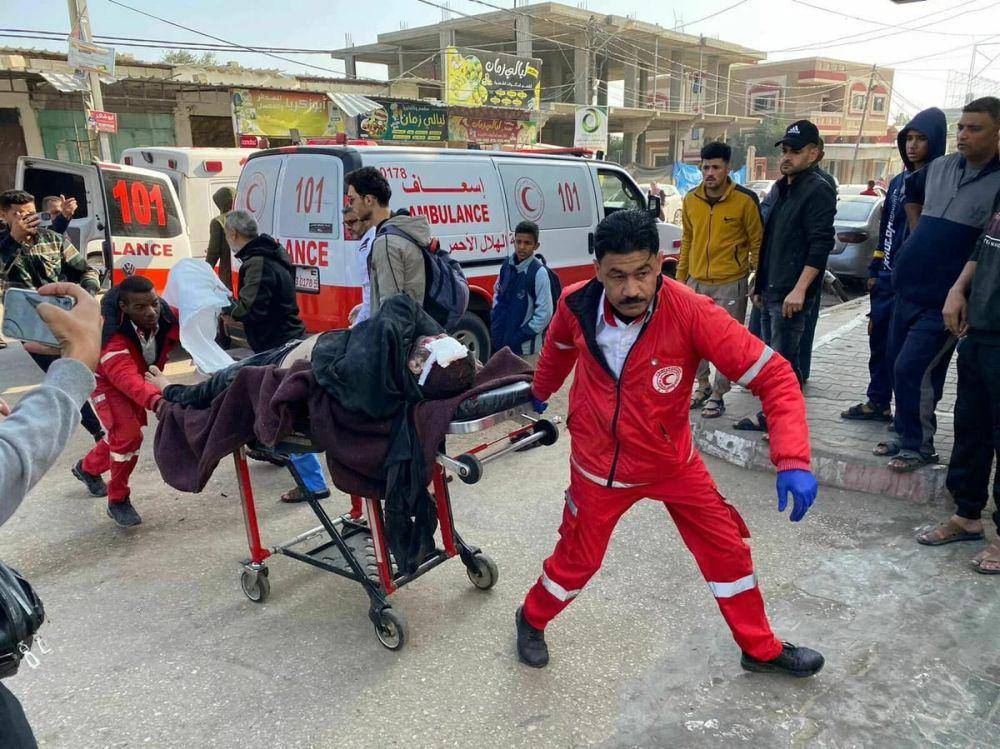 Regu penyelamat Bulan Sabit Merah menyelamatkan korban agresi militer Israel di Gaza, Palestina(Sumber: Anas Baba/NPR)