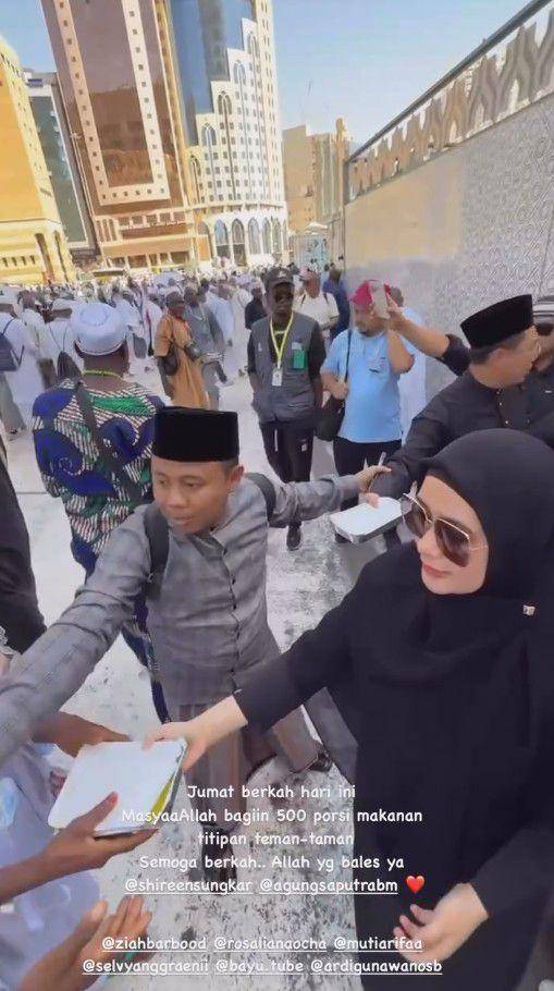 Ryana Dea Bagi-bagi Makanan saat Haji (Instagram.com/ryana_dea)