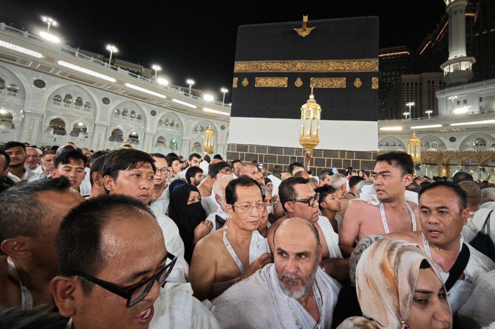 Amirulhaj yang dipimpin Menteri Agama Nasaruddin Umar saat melaksanakan tawaf umrah wajib, di Masjidil Haram, Makkah, Arab Saudi, Jumat (30/5/2025) pukul 24.00 Waktu Arab Saudi (WAS). (Media Center Haji)