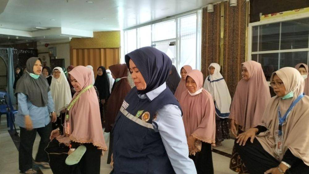 Jemaah haji lansia antusiasme ikut senam pagi di hotel Syisah, Makkah, Arab Saudi, Sabtu (31/5/2025). (Media Center Haji 2025)