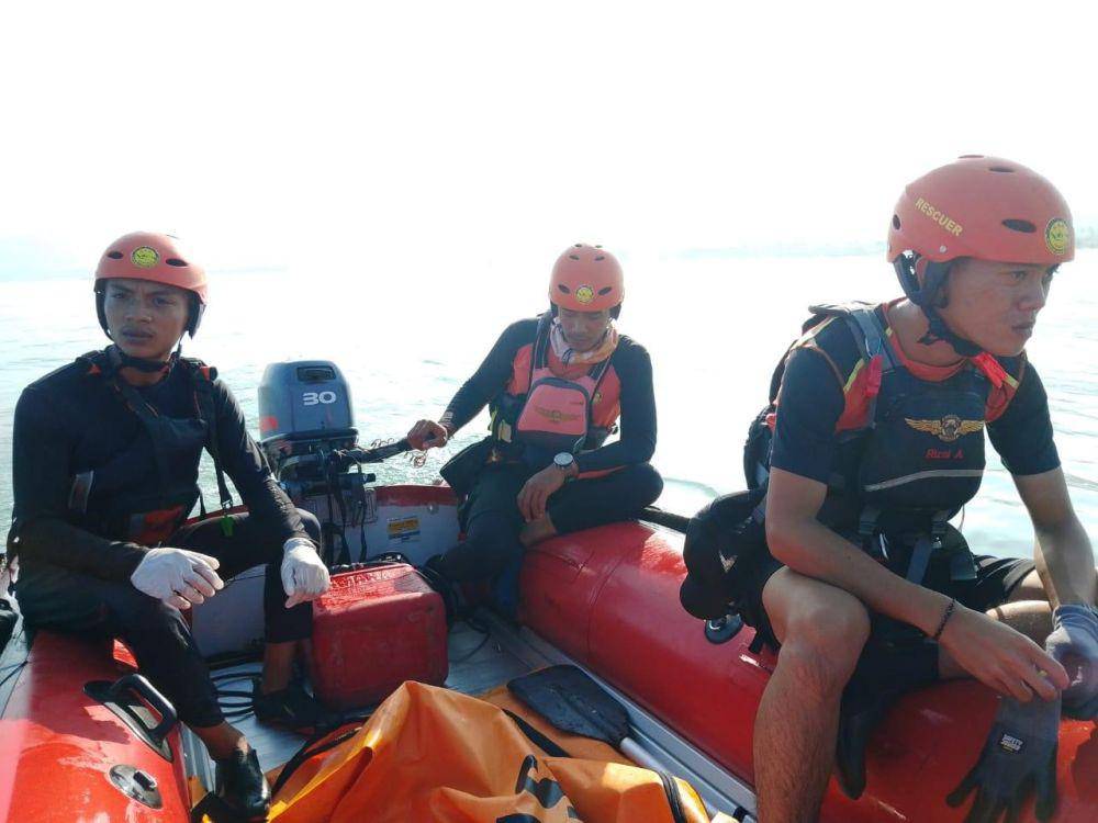 Tim SAR saat lakukan pencarian korban di Pantai Rawakalong Sukabumi (dok Basarnas)
