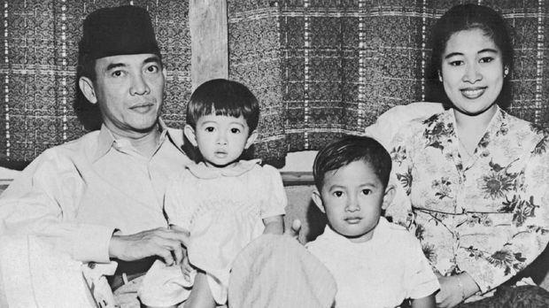 Presiden Sukarno bersama Megawati Kecil, Guntur, dan Fatmawati. (Dok. AFP)