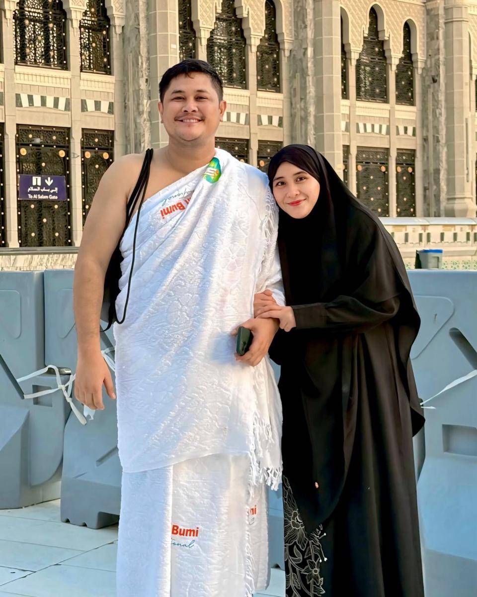 Ryana Dea Bagi-bagi Makanan saat Haji (Instagram.com/ryana_dea)