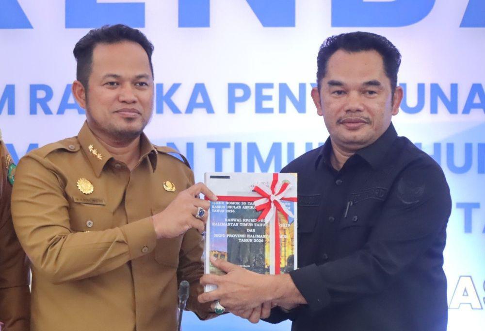 Panggung Politik Dinasti? Pujian 100 Hari Rudy Mas'ud Dikritik Tajam