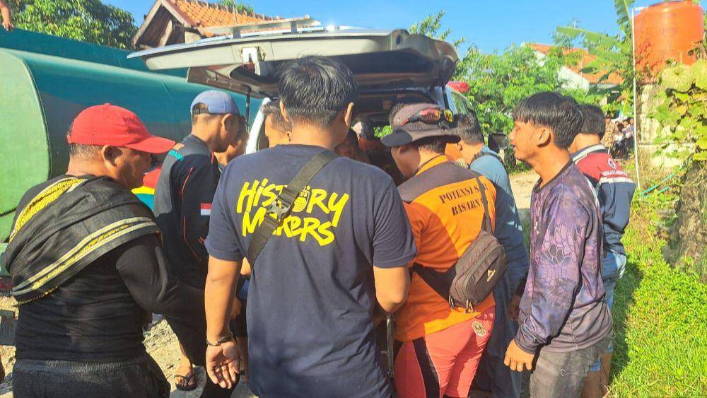 Evakuasi bocah yang tenggelam di Pantai Rawakalong Sukabumi (dok. Basarnas)
