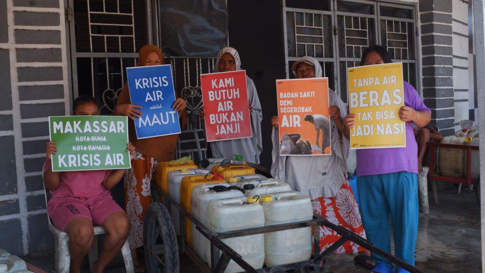 Aksi para perempuan di Kelurahan Tallo Makassar menggugat keadilan distribusi air bersih PDAM, September 2024/ Dok. WALHI Sulsel