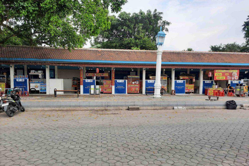 deretan kedai makan di Alun-alun Kidul Surakarta (dok. pribadi/Fatma Roisatin N.)