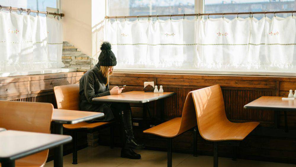Ilustrasi perempuan duduk di cafe (unsplash.com/Ant Rozetsky)