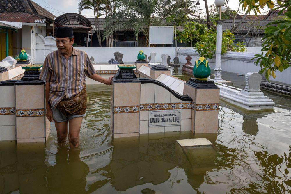 https://cdn.idntimes.com/content-images/post/20240319/antarafoto-banjir-merendam-kompleks-makam-sunan-kalijaga-demak-190324-ast-9-239cef9d15f5f8911c735a59b54a7af3.jpg