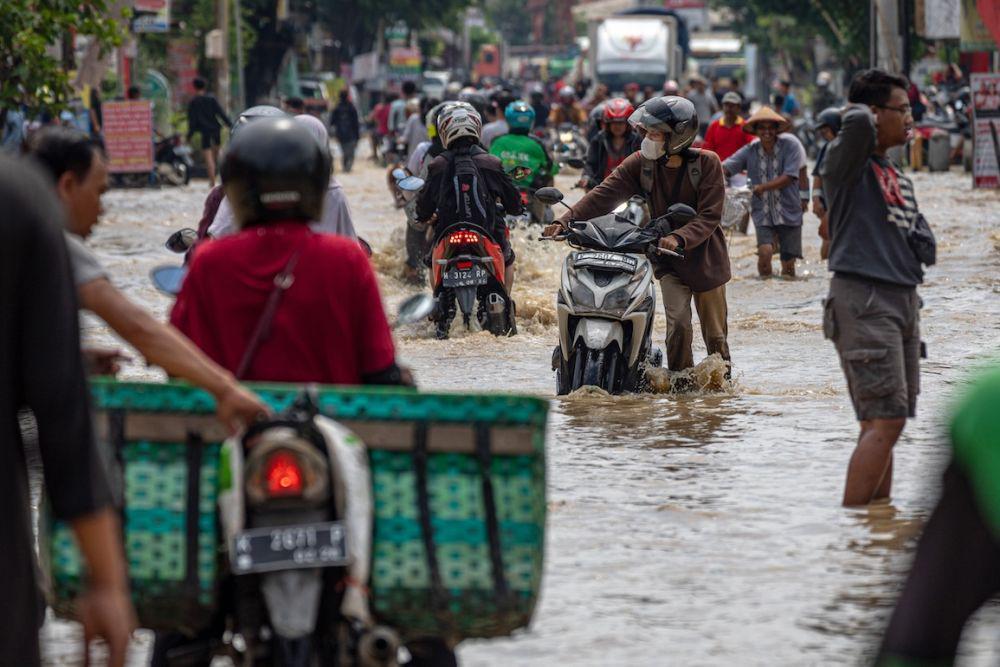 https://cdn.idntimes.com/content-images/post/20240206/antarafoto-jalan-utama-semarang-purwodadi-lumpuh-karena-banjir-060224-ast-10-d41789c7efd0301a528742f98389b36a.jpg