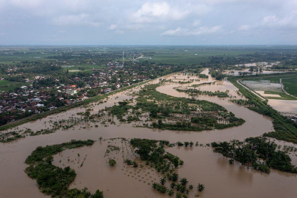 https://cdn.idntimes.com/content-images/post/20240206/antarafoto-jalan-utama-semarang-purwodadi-lumpuh-karena-banjir-060224-ast-16-412edd155c2bcc0d0f18bf2f602d4277.jpg