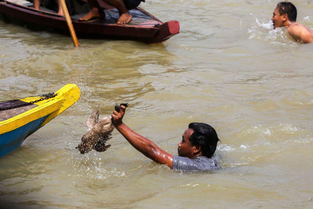 https://cdn.idntimes.com/content-images/post/20230624/antarafoto-lomba-tangkap-bebek-pada-perayaan-peh-cun-220623-fzn-1-11zon-8cab17bac2ee39d461a443d03384ed02.jpg