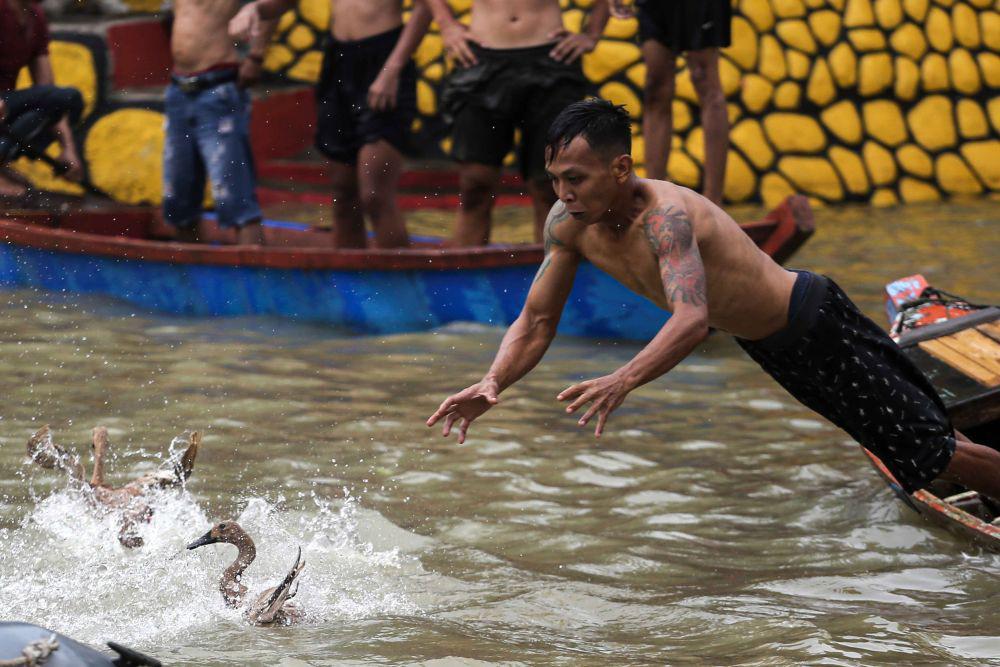 https://cdn.idntimes.com/content-images/post/20230624/antarafoto-lomba-tangkap-bebek-pada-perayaan-peh-cun-220623-fzn-4-11zon-50b553b1b63976a92516ed4428a5d04b.jpg