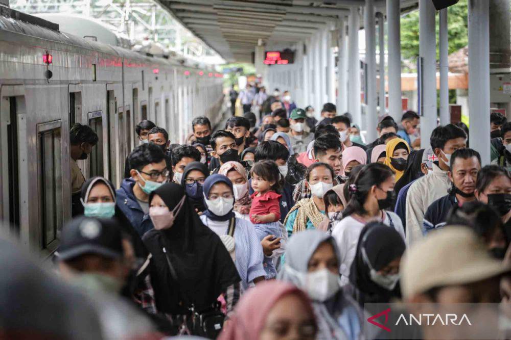 suasana penumpang turun dari krl. (Antara Foto/Fauzan)