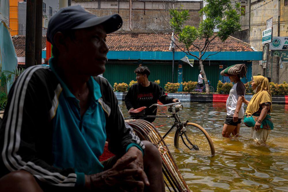 https://cdn.idntimes.com/content-images/post/20240319/antarafoto-pusat-kota-di-kabupaten-demak-terendam-banjir-190324-ast-12-3958c9050efc278ef52056740ff22184.jpg
