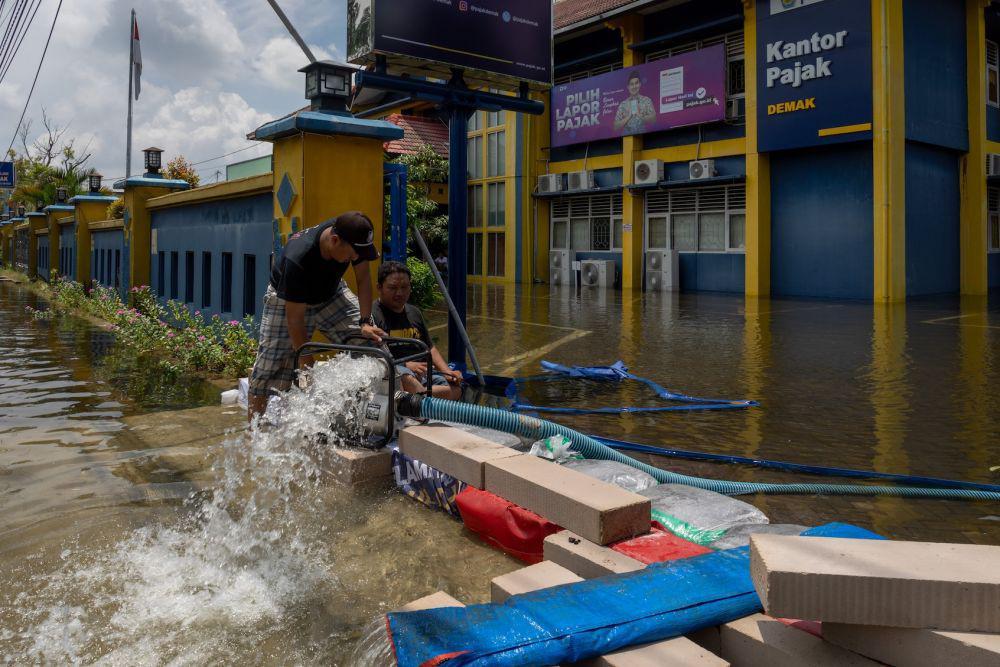 https://cdn.idntimes.com/content-images/post/20240319/antarafoto-pusat-kota-di-kabupaten-demak-terendam-banjir-190324-ast-14-2d5d0d66e7711b722ead116af4af0656.jpg