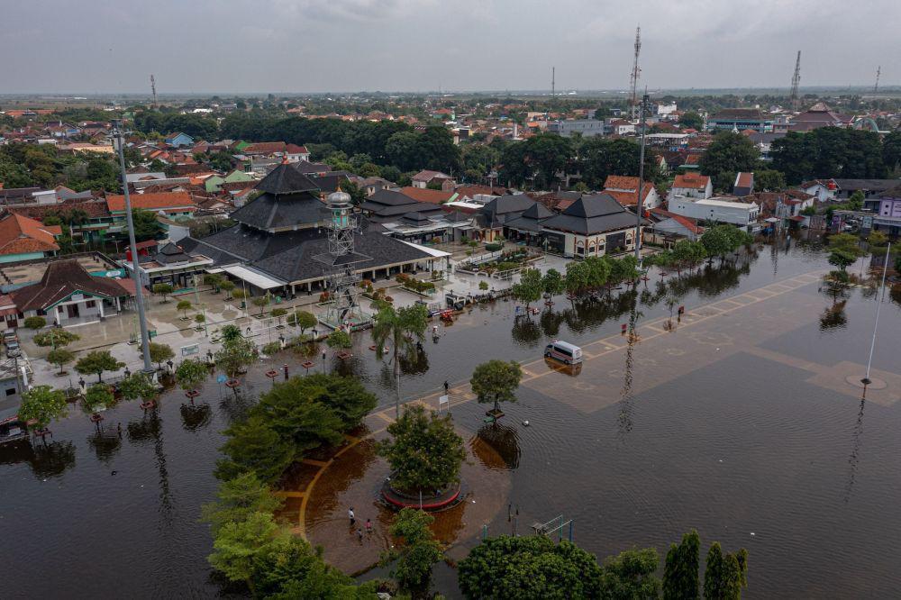 https://cdn.idntimes.com/content-images/post/20240319/antarafoto-pusat-kota-di-kabupaten-demak-terendam-banjir-190324-ast-4-d2af07bf00cd2dc5c56fb91d3faf97dd.jpg