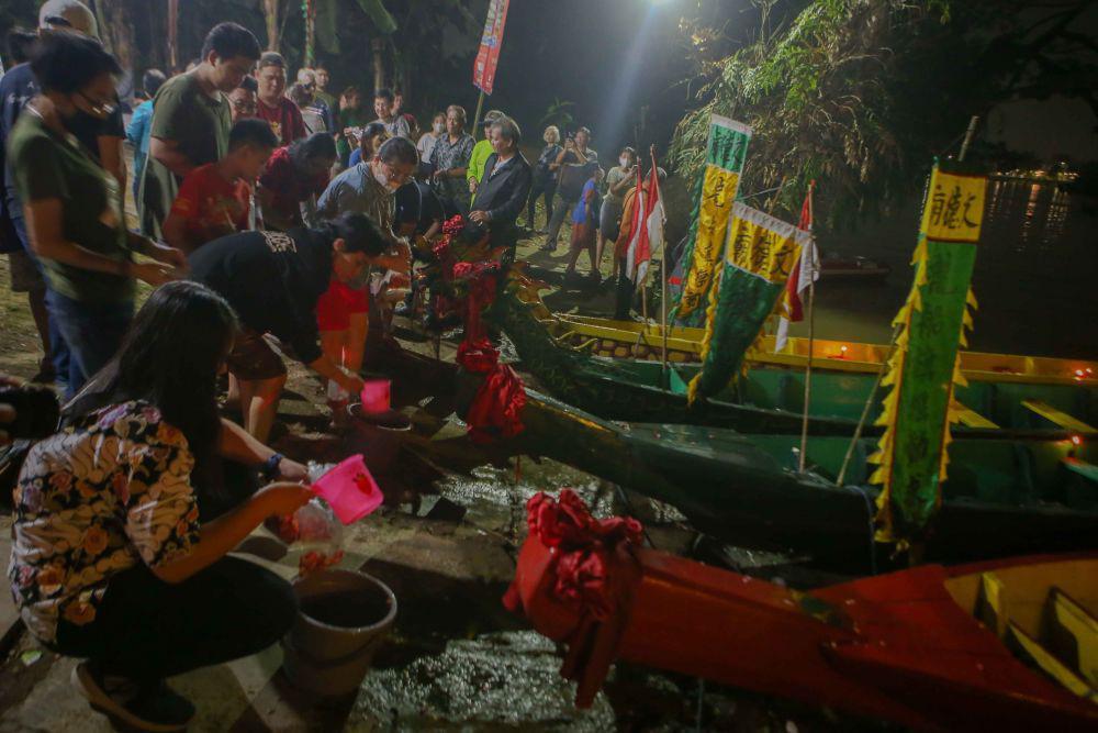 https://cdn.idntimes.com/content-images/post/20230624/antarafoto-ritual-memandikan-perahu-pada-perayaan-peh-cun-210623-fzn-5-11zon-ad020efbb0b3afdd20aeff94a1d54711.jpg