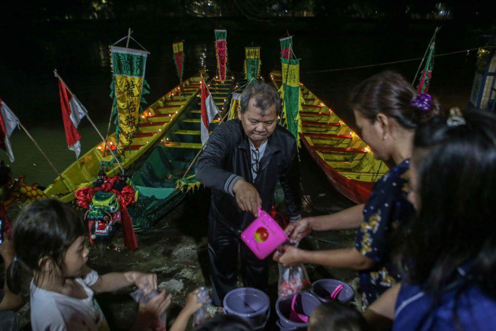 https://cdn.idntimes.com/content-images/post/20230624/antarafoto-ritual-memandikan-perahu-pada-perayaan-peh-cun-210623-fzn-6-11zon-9ac1c671199f776a3cacf6f40369aba7.jpg