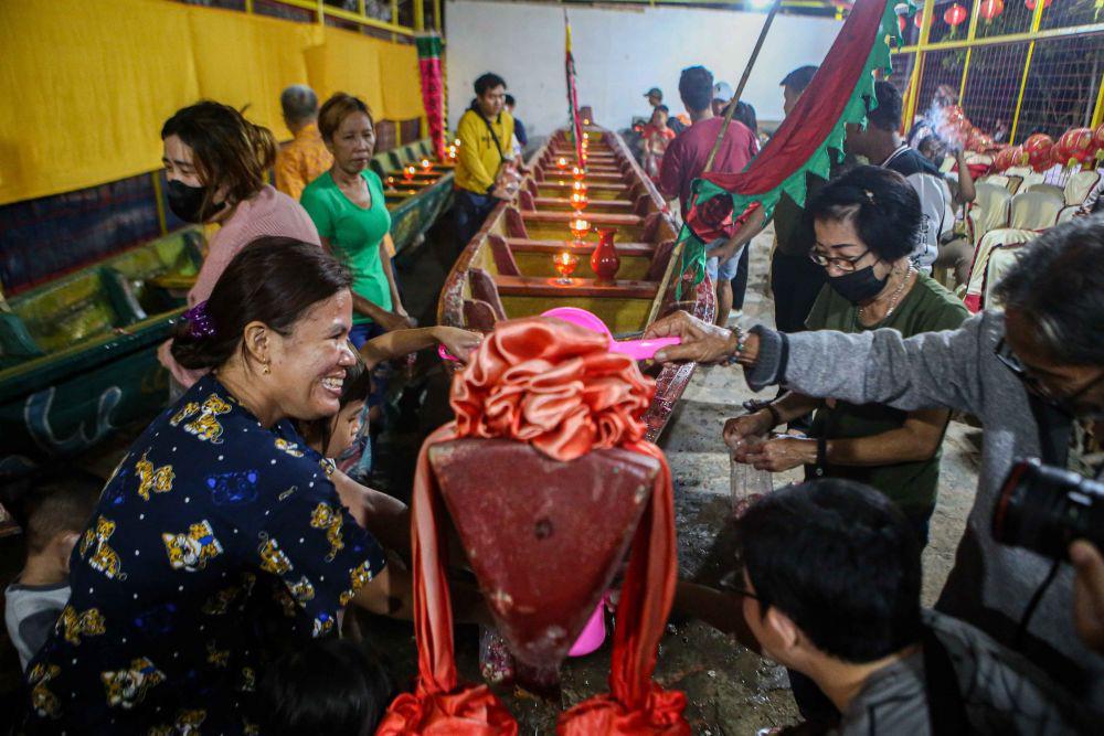 https://cdn.idntimes.com/content-images/post/20230624/antarafoto-ritual-memandikan-perahu-pada-perayaan-peh-cun-210623-fzn-8-11zon-813a7c594b5b3fd2a71021790463676c.jpg