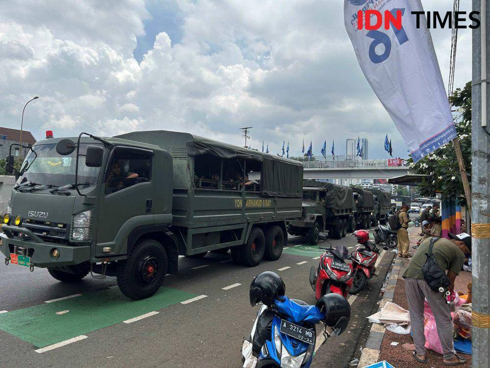 https://cdn.idntimes.com/content-images/post/20240206/barisan-kendaraan-tni-2-fa7201cf44ee59763132cbd947578903.jpg