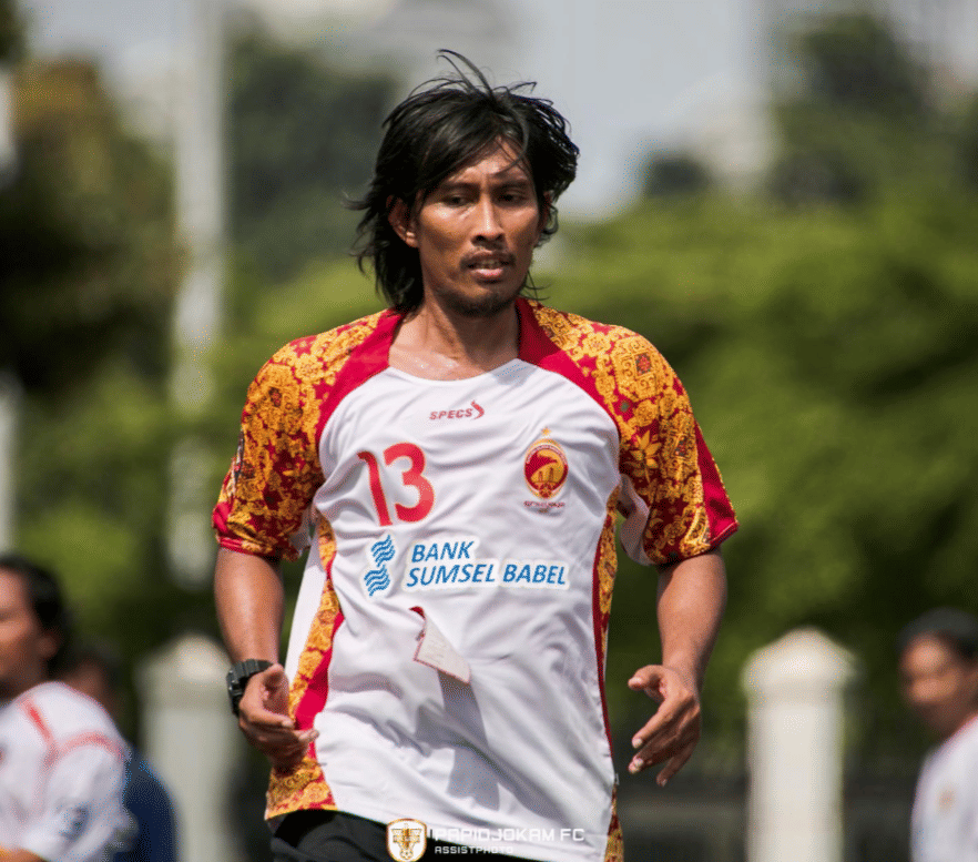 Budi Sudarsono saat berolahraga dengan jersey Sriwijaya FC