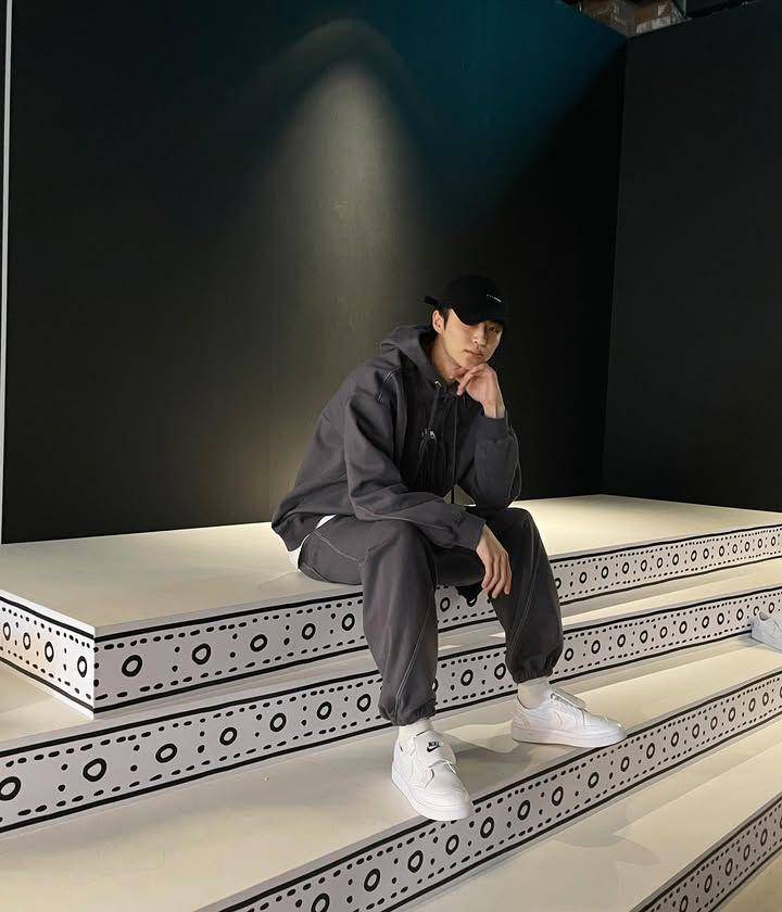 outfit athleisure ala Byeon Woo Seok (instagram.com/byeonwooseok)