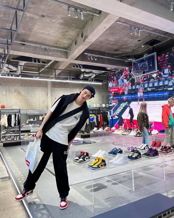outfit athleisure ala Byeon Woo Seok (instagram.com/byeonwooseok)