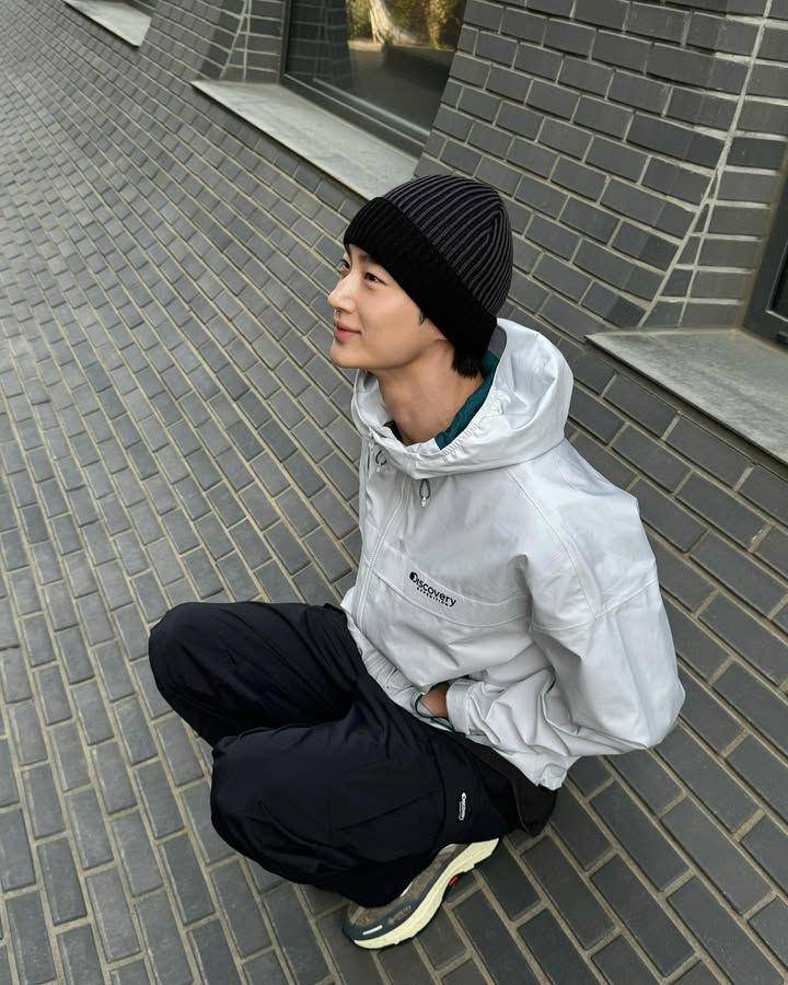 outfit athleisure ala Byeon Woo Seok (instagram.com/byeonwooseok)