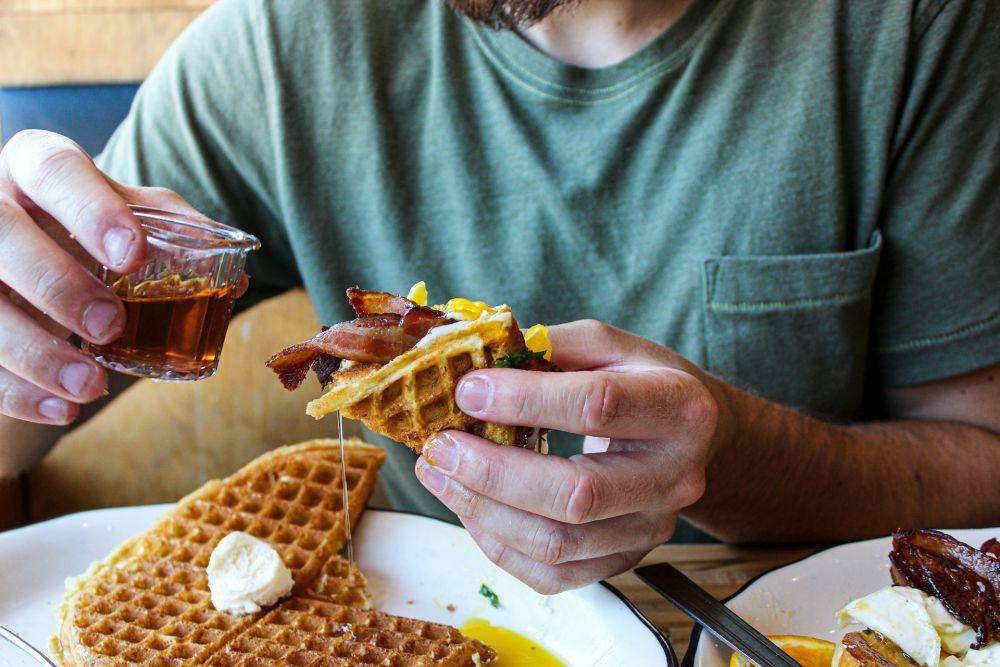 ilustrasi pria makan (unsplash.com/evadesignagency)
