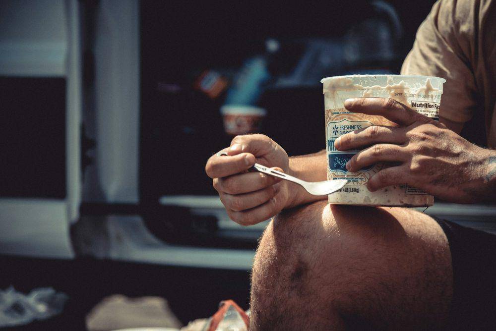 ilustrasi pria makan (unsplash.com/Frederick Shaw)