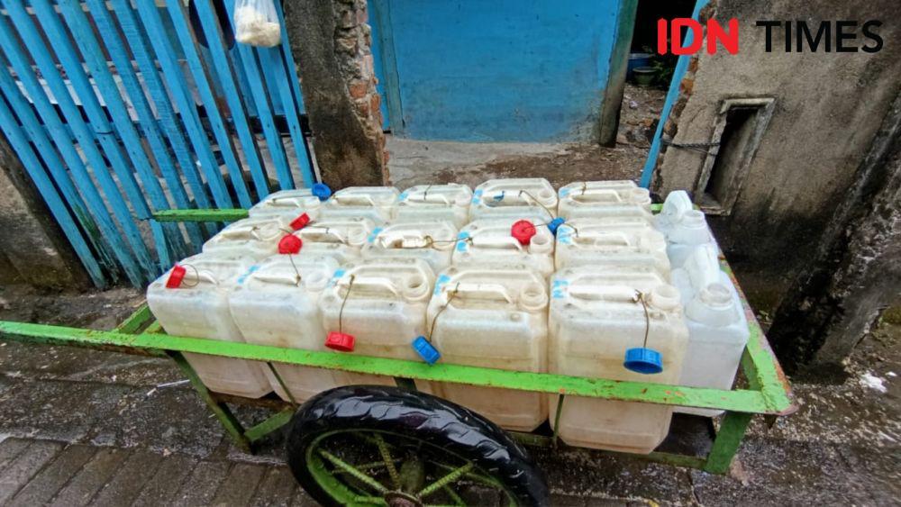 Gerobak pengangkut air bersih yang digunakan warga Buloa Makassar, Sabtu (26/4/2025). IDN Times/Ashrawi Muin