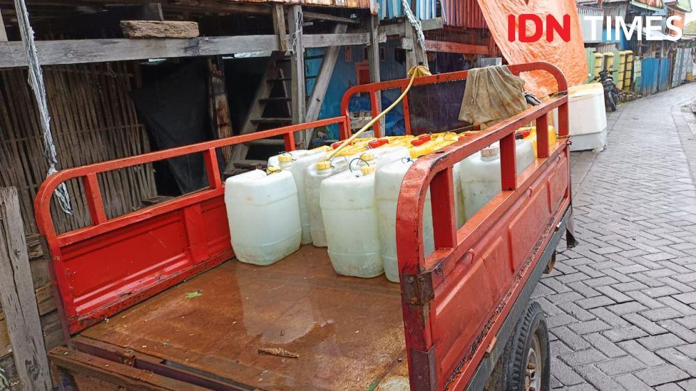 Kendataan pengangkut air bersih yang digunakan warga Buloa Makassar, Sabtu (26/4/2025). IDN Times/Ashrawi Muin