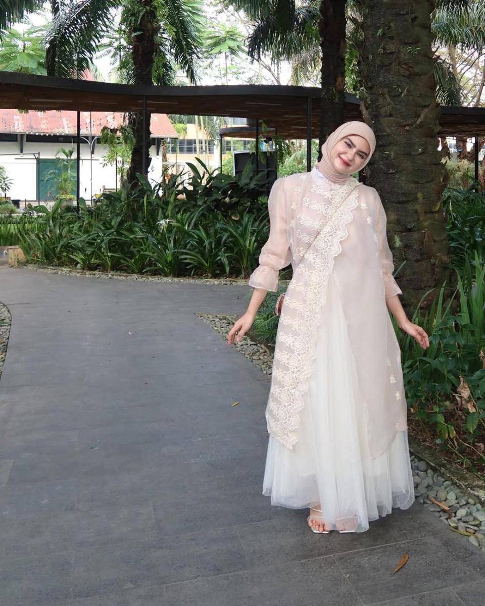 Inspirasi OOTD ala Helwa Bashel (instagram.com/helwabasheel)