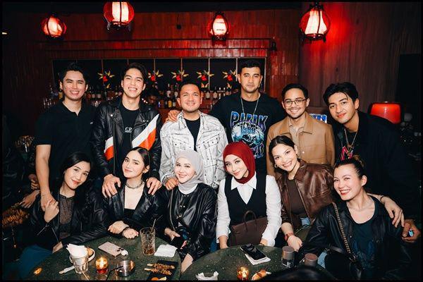 7 Potret Tamu Artis di Ulang Tahun ke-26 El Rumi, Gaya ala Anak Band