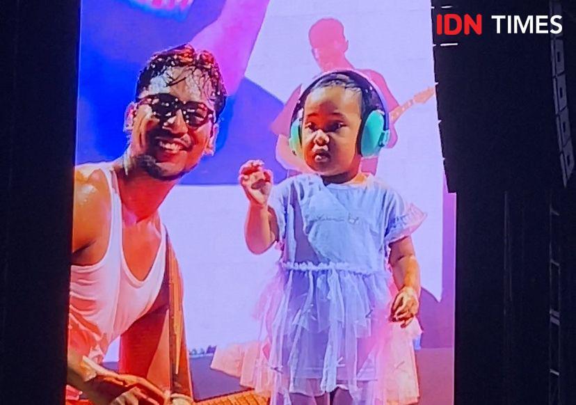 Nina Ikut Tampil di Panggung Konser .Feast Membangun & Menghancurkan